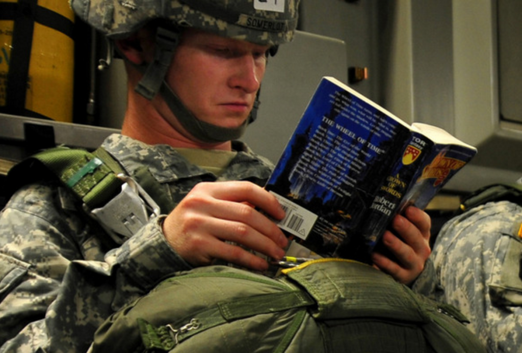 Читает армейская. Чтение книг военнослужащими. Военнослужащий читает книгу. Американское военное книга. Солдат читает книгу.